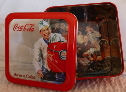 7676-1 € 12,50 coca cola voorraadblik ijzer met doorzichtige deksel en afbeelding op bodem.jpeg